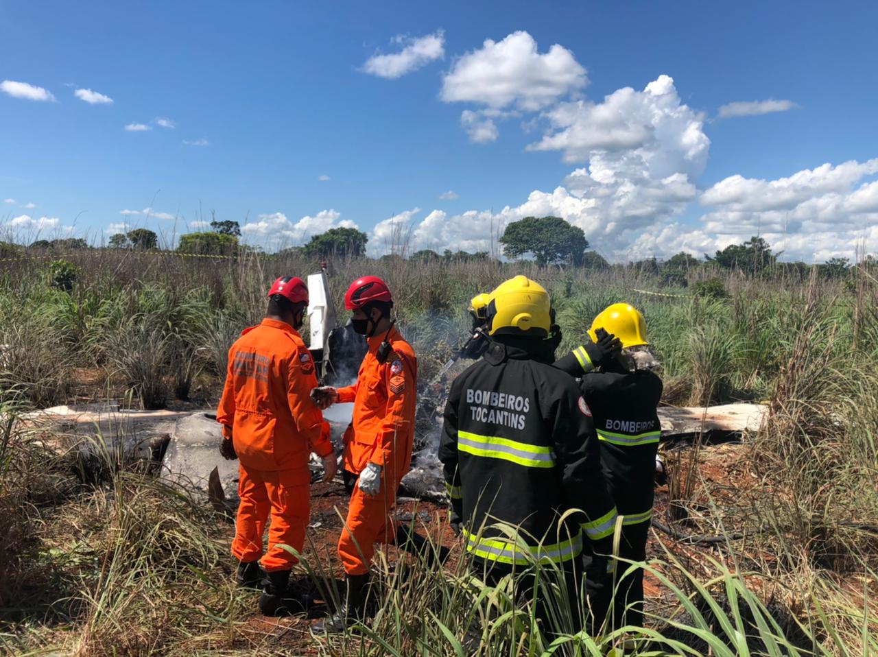 Bombeiros trabalham no local do acidente