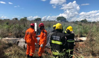 Bombeiros trabalham no local do acidente
