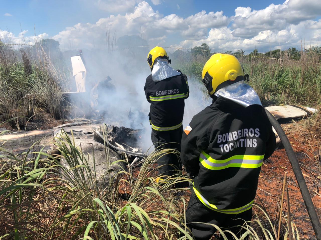 Bombeiros trabalham no local do acidente