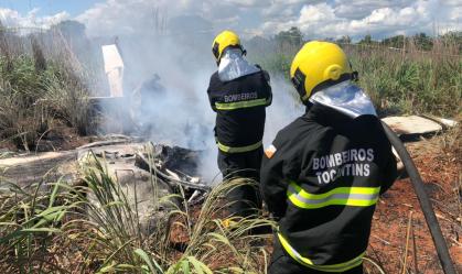 Bombeiros trabalham no local do acidente