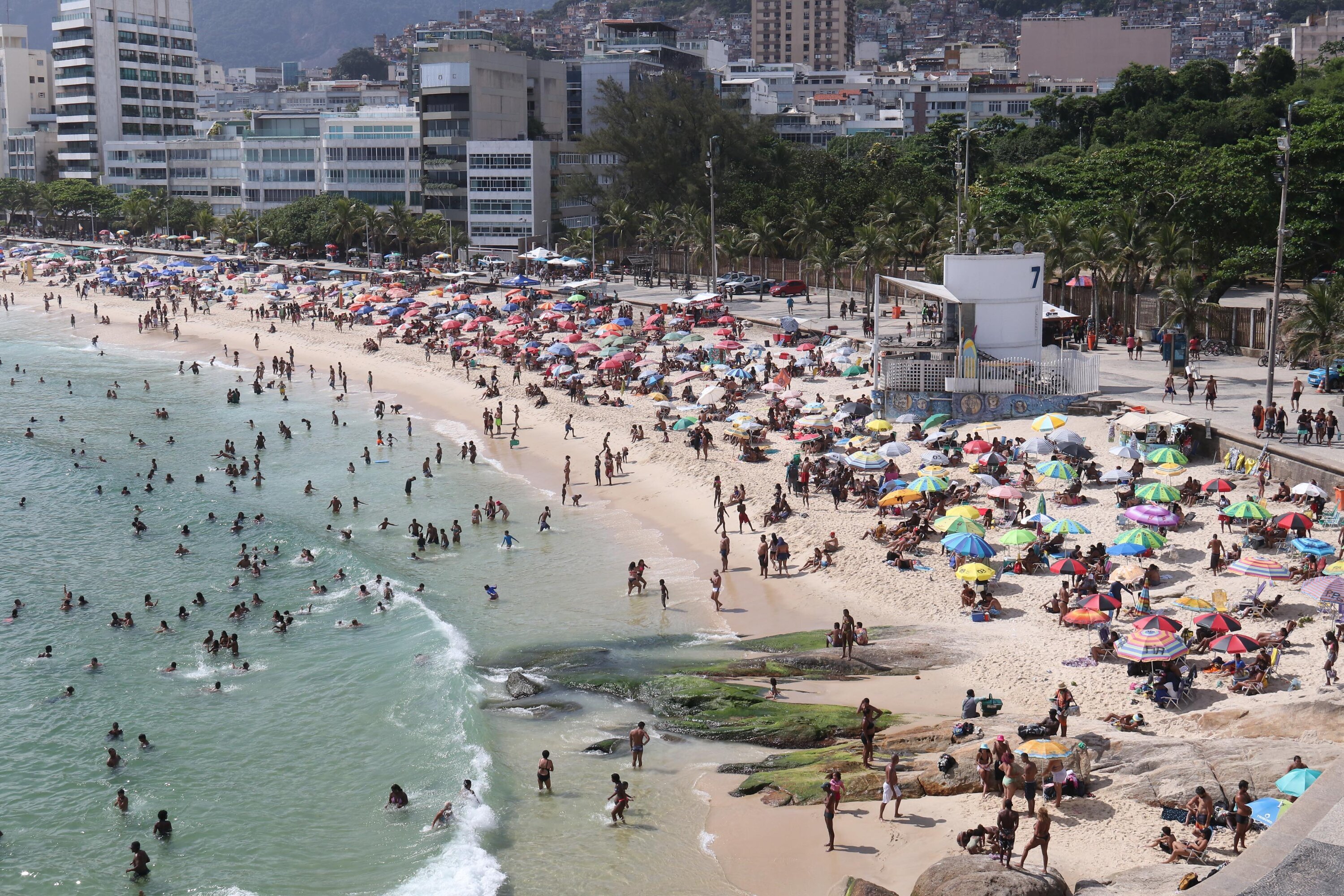 Banhistas na Praia do Arpoador 