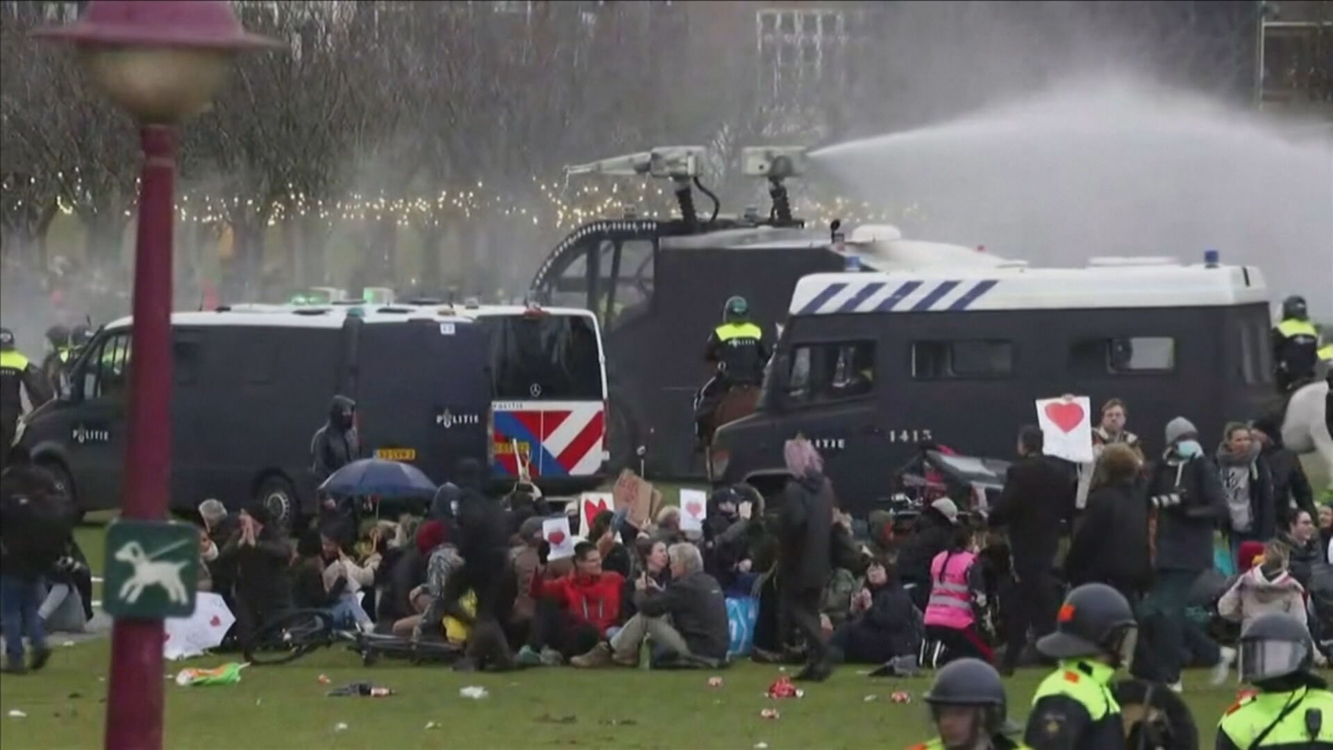 Protestos contra o toque de recolher em Amsterdã 