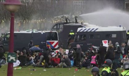 Protestos contra o toque de recolher em Amsterdã 