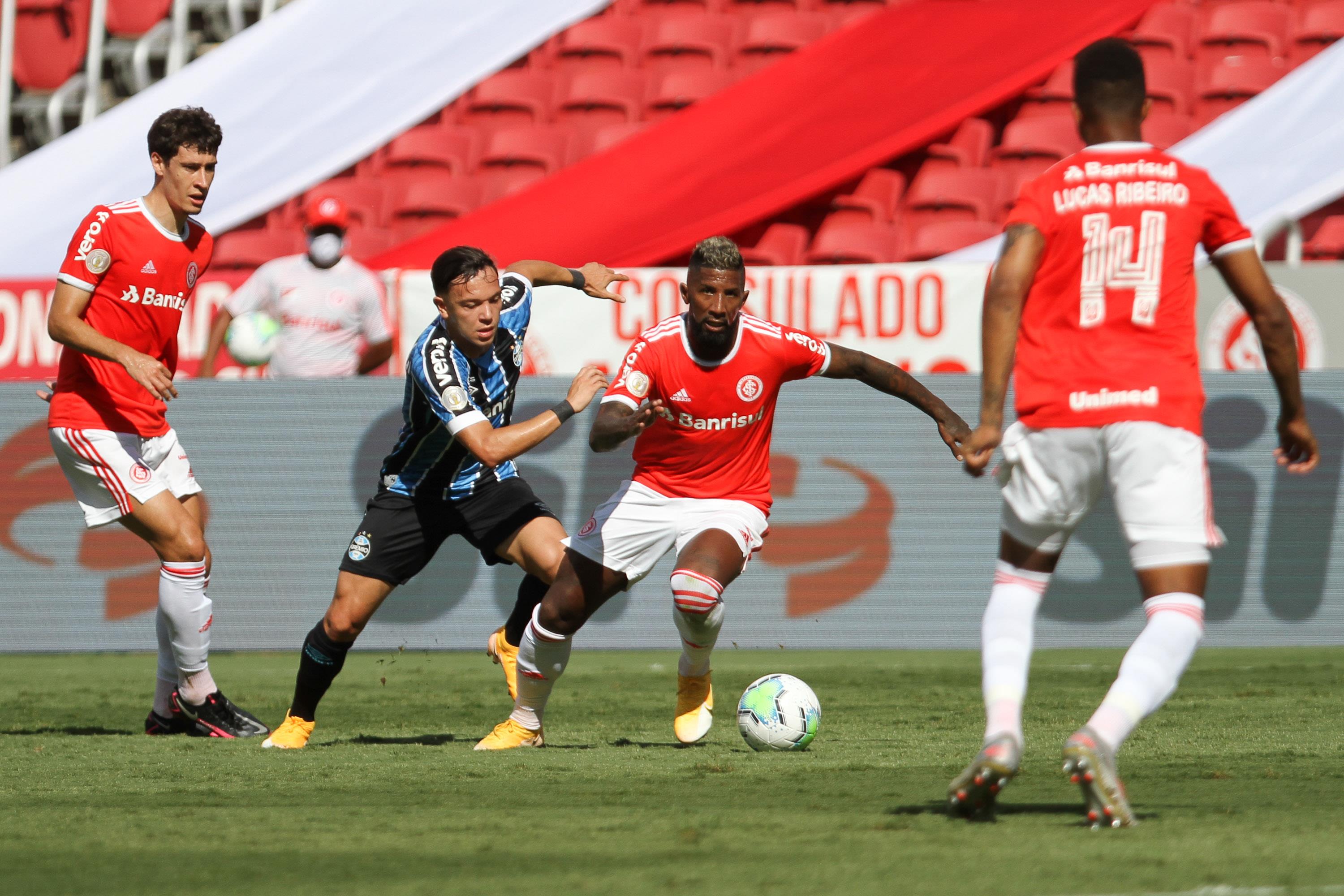 Lance durante a partida entre Internacional e Grêmio, válida pelo Campeonato Bra