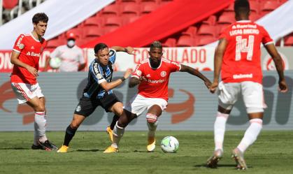 Lance durante a partida entre Internacional e Grêmio, válida pelo Campeonato Bra