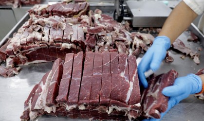 Crise do coronavírus reduz consumo de carne e paralisa 11 frigoríficos