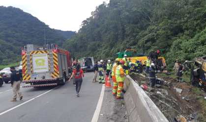 Tombamento de ônibus em estrada do Paraná deixou ao menos 12 mortos