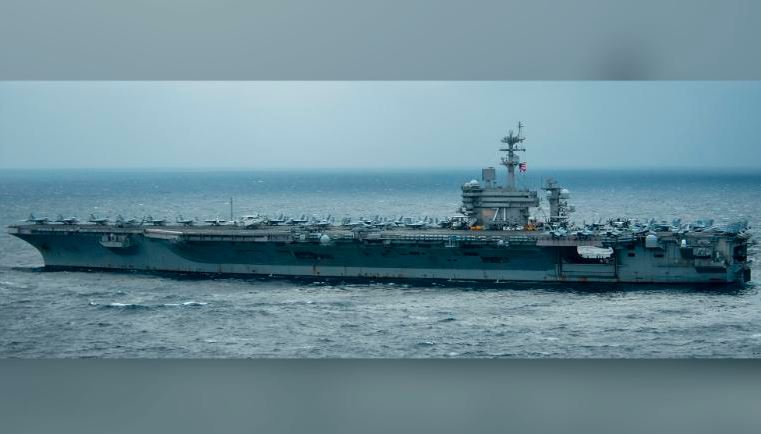 O porta-aviões USS Theodore Roosevelt transita no Oceano Pacífico
