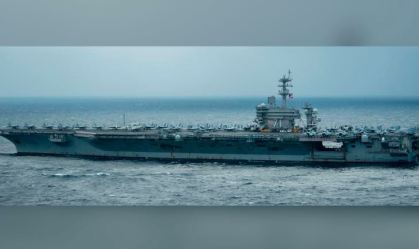 O porta-aviões USS Theodore Roosevelt transita no Oceano Pacífico