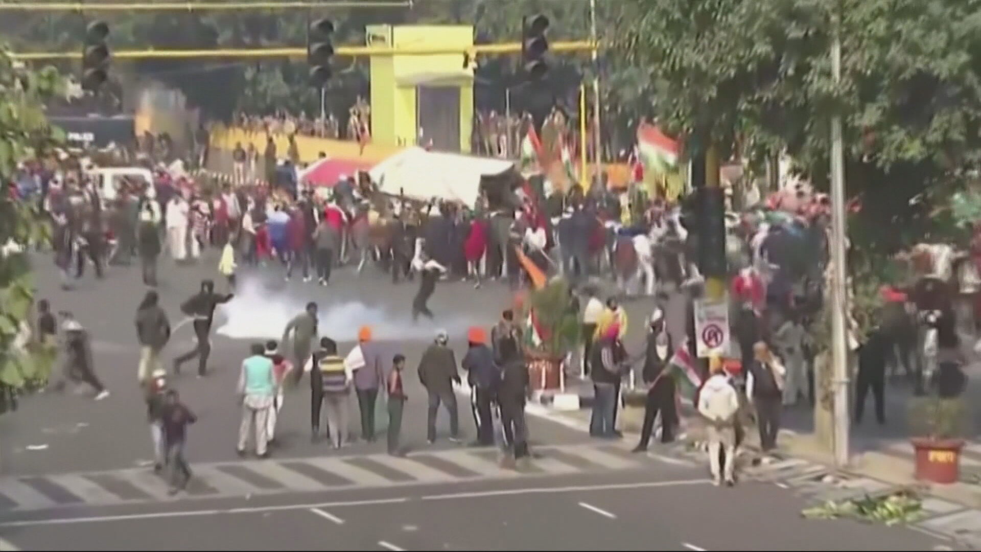 Manifestantes entram em confronto com a polícia na Índia