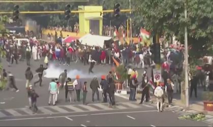 Manifestantes entram em confronto com a polícia na Índia