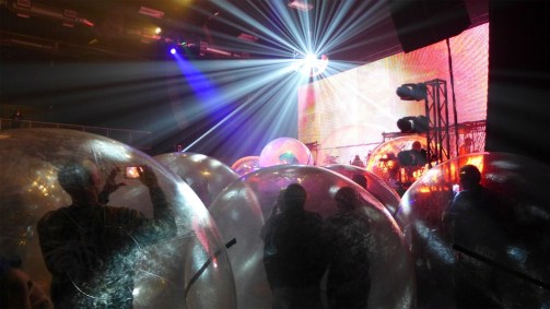 Show com público em bolhas
