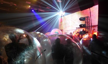 Show com público em bolhas