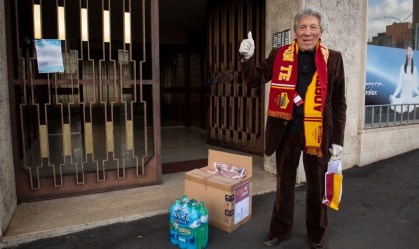 Clube italiano distribui kits de proteção e alimentos para torcedores idosos