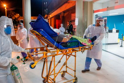 Paciente com Covid-19 transferido de Manaus chega a Recife