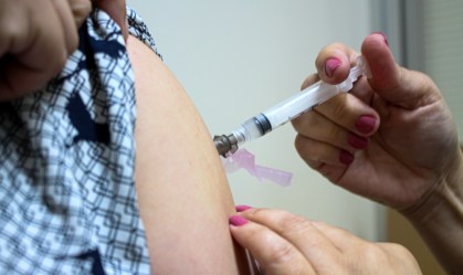 Profissional deve tomar vacina se estiver na linha de frente, diz médico