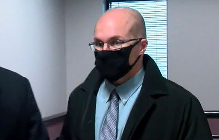 O farmacêutico Steven Brandenburg comparece em tribunal 