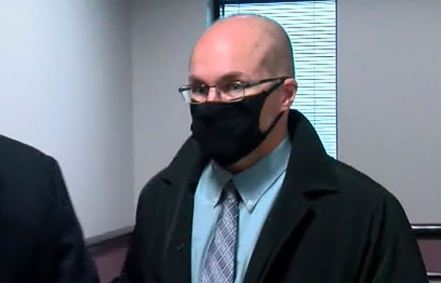 O farmacêutico Steven Brandenburg comparece em tribunal 