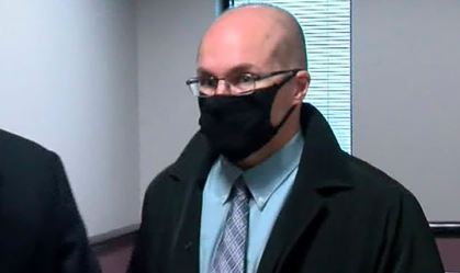 O farmacêutico Steven Brandenburg comparece em tribunal 
