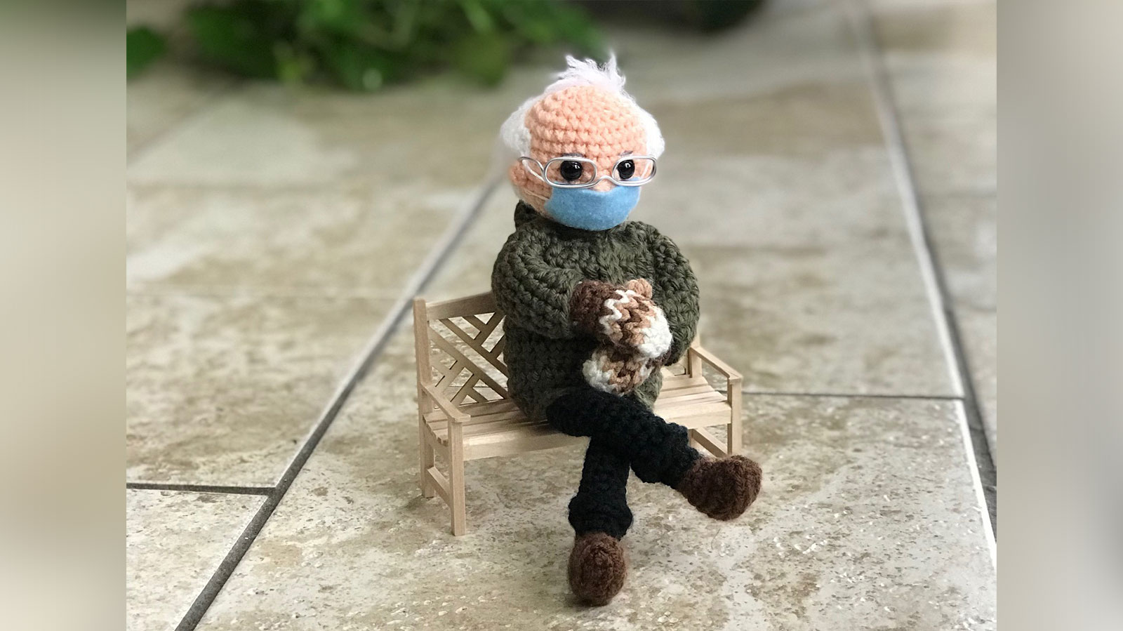 Boneco de crochê de Bernie Sanders arrecadou mais de US$ 40 mil para caridade