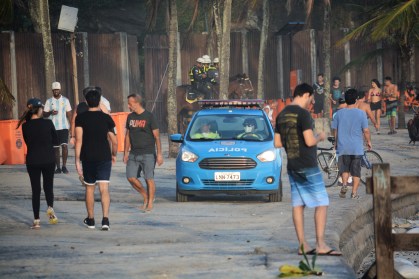 Carro da polícia no calçadão do Arpoador durante quarentena no Rio