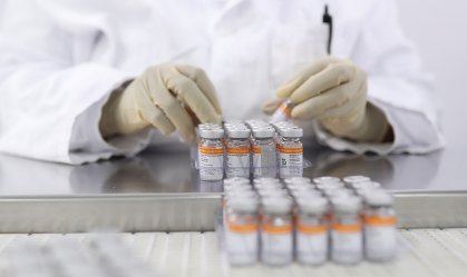 China intensifica vacinação no país e atrasa entrega dos insumos da Coronavac
