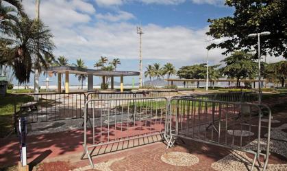 Com 21% de idosos, Santos fecha calçadão da orla com grades