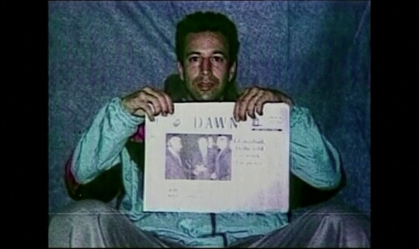 Daniel Pearl segura jornal em imagem divulgada por sequestradores em 2002