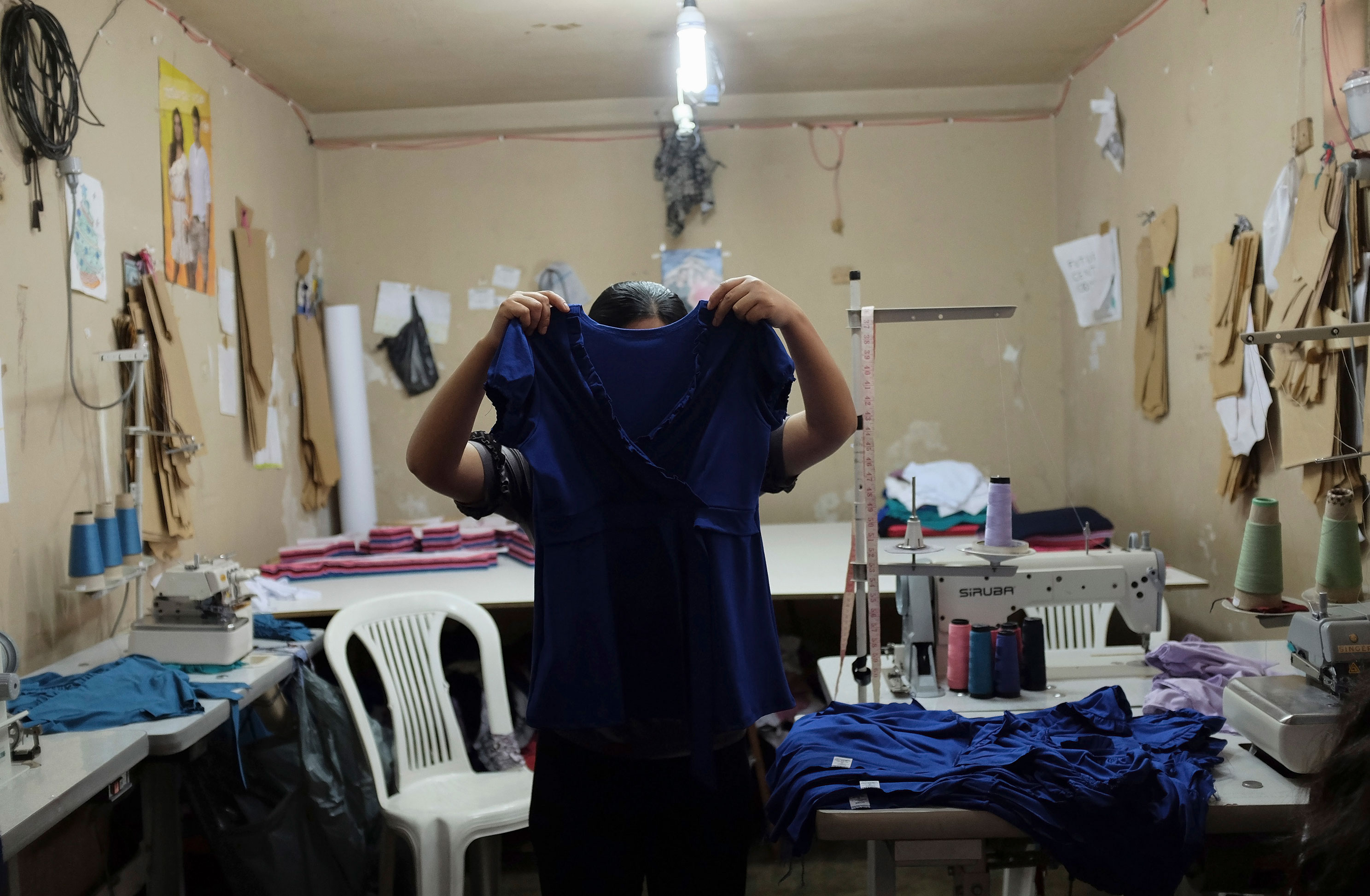 Imigrante boliviana mostra vestido costurado por ela em São Paulo