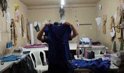 Imigrante boliviana mostra vestido costurado por ela em São Paulo