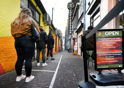 Clientes em fila para comprar maconha nos Países Baixos