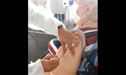 Servidora é afastada após fingir vacinar idosa contra a Covid-19 em Alagoas