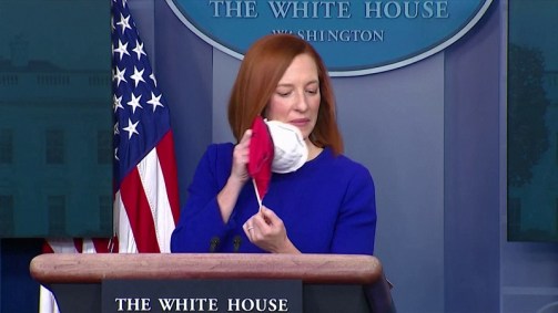 Jen Psaki, secretária de Imprensa da Casa Branca, tira suas duas máscaras