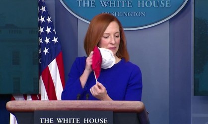 Jen Psaki, secretária de Imprensa da Casa Branca, tira suas duas máscaras