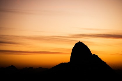 Amanhecer registrado no Morro Pão de Açúcar, na zona sul da cidade do Rio