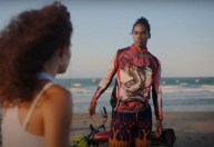 Selena Gomez lança clipe gravado no litoral do Ceará