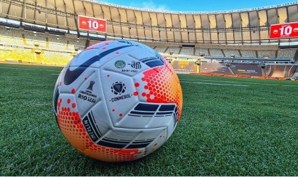 Bola da final da Libertadores entre Palmeiras e Santos