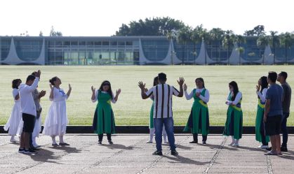 Grupos fazem jejum e rezam por Bolsonaro em frente ao Palácio da Alvorada