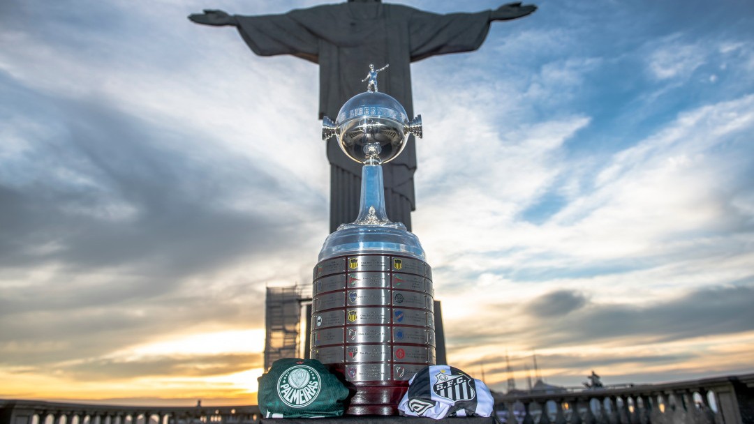 Taça da Libertadores aos pés do Cristo Redentor
