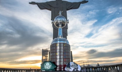Taça da Libertadores aos pés do Cristo Redentor
