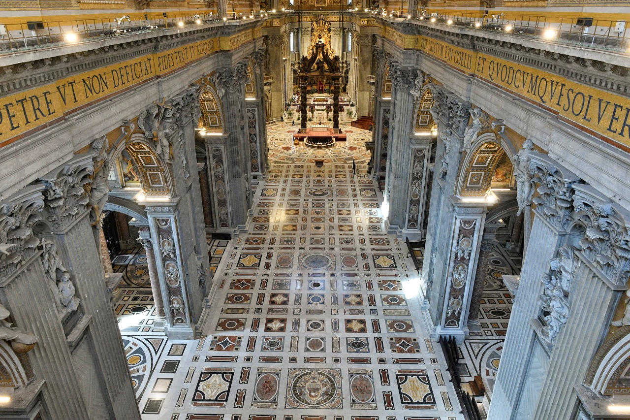 Basílica de São Pedro durante missa de Semana de Páscoa