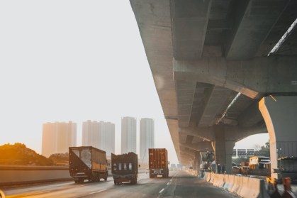 Caminhões na rodovia