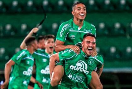 Chapecoense venceu o Confiança por 3 a 1