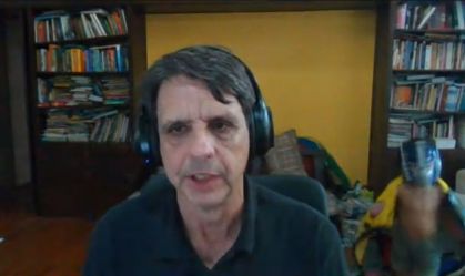 Filho de professor ‘invade’ entrevista para a CNN; veja o vídeo