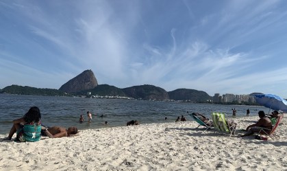 "Leituraço" transforma Praia do Flamengo em biblioteca a céu aberto
