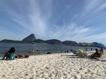 Movimentação de banhistas na Praia do Flamengo, na zona sul do Rio de Janeiro