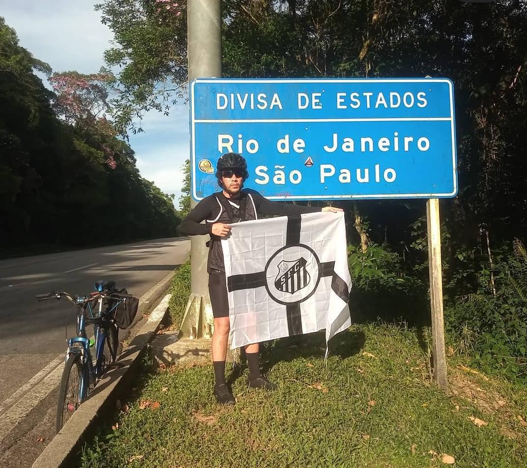 Torcedor do Santos com sua bicicleta