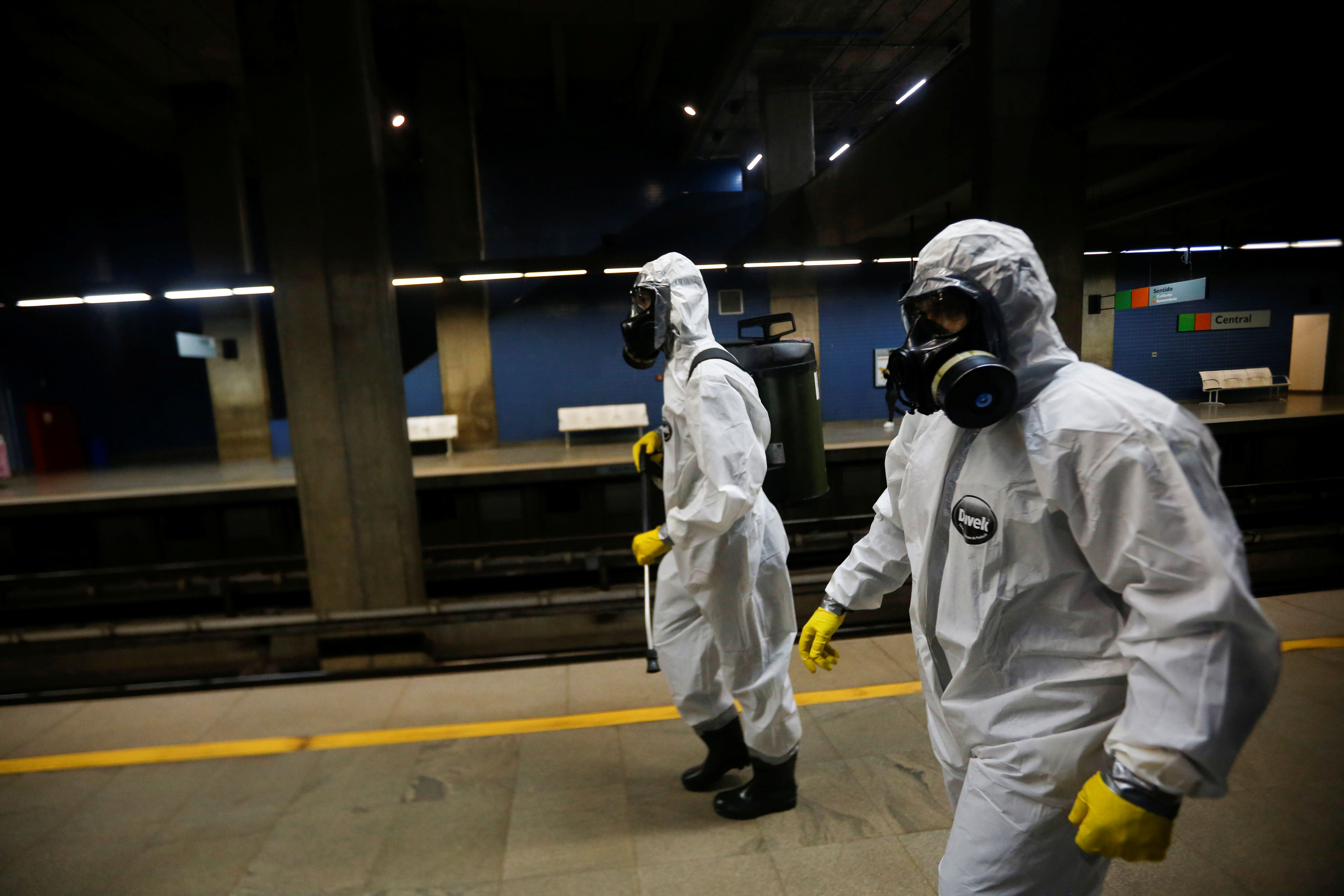 Militares das Forças Armadas desinfetam estação de metrô em Brasília em meio à p