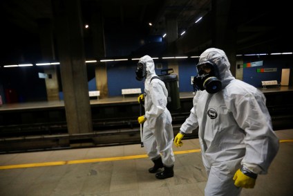 Militares das Forças Armadas desinfetam estação de metrô em Brasília em meio à p
