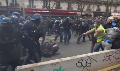 Protesto na França termina em confronto de manifestantes com a polícia